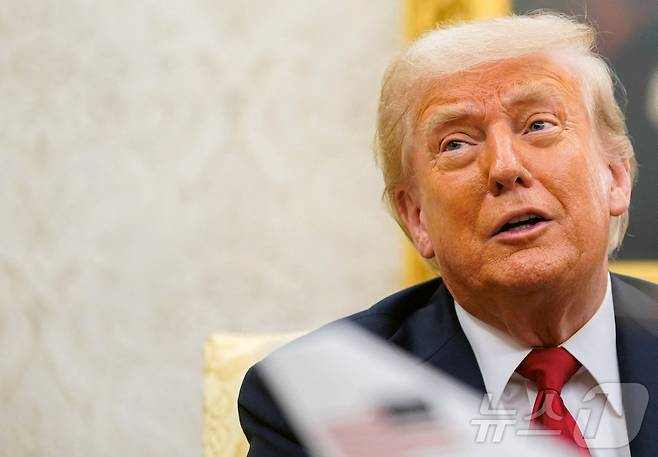 14일(현지시간) 도널드 트럼프 미국 대통령이 미국 워싱턴DC 백악관 집무실에서 마르크 뤼터 나토(NATO) 사무총장과 회담하며 나토를 통해 미국산 무기를 우크라이나에 보낼 계획을 발표하고 있다. 2025.07.14. ⓒ 로이터=뉴스1 ⓒ News1 윤다정 기자