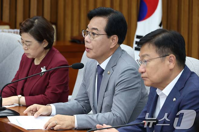 송언석 국민의힘 비상대책위원장 겸 원내대표가 15일 오전 서울 여의도 국회에서 열린 원내대책회의에서 발언하고 있다. 2025.7.15/뉴스1 ⓒ News1 이광호 기자