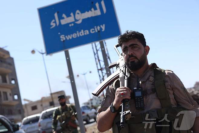 15일(현지시간) 시리아 수웨이다에서 드루즈 민병대와 베두인 부족 간의 충돌이 발생한 직후 현장에 투입된 시리아 정부군의 모습. 2025.07.15. ⓒ AFP=뉴스1 ⓒ News1 윤다정 기자