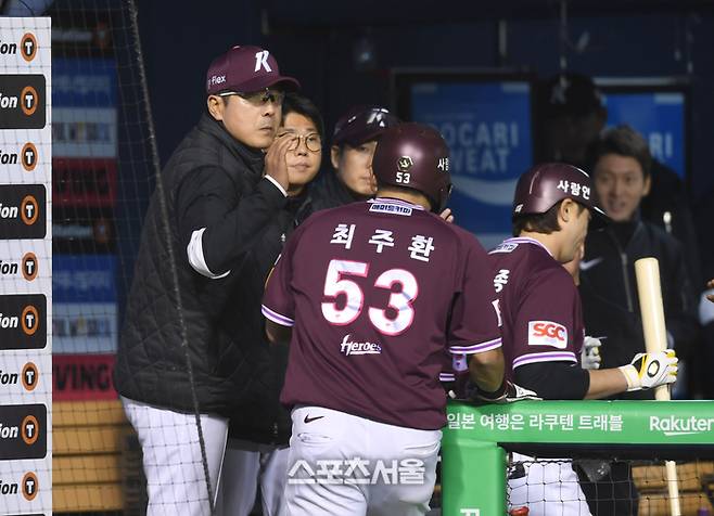 키움 홍원기 감독이 3일 잠실야구장에서 열린 2025 KBO 리그 두산과 경기 7회초 무사 3루 김동헌의 적시타 때 홈을 밟은 최주환을 격려하고 있다. 잠실 | 최승섭기자 thunder@sportsseoul.com