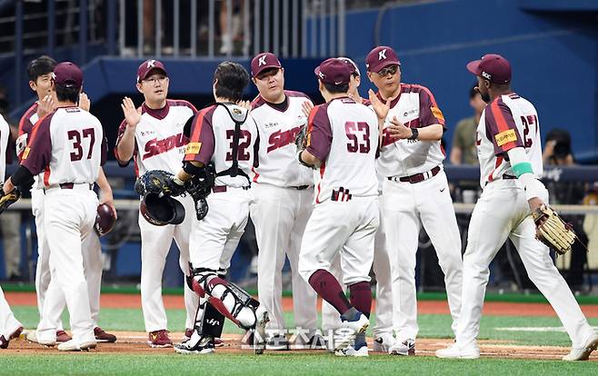 키움 홍원기 전 감독과 코칭스태프가 서울 고척스카이돔에서 열린 2024 KBO리그 두산전에서 승리하며 4연패를 끊은 뒤 선수들과 하이파이브를 하고 있다. 고척 | 박진업 기자 upandup@sportsseoul.com