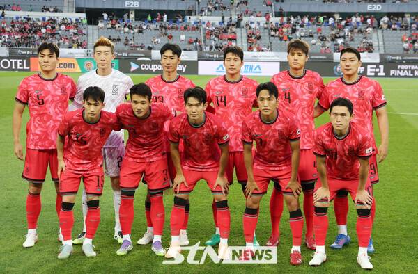 15일 경기 용인미르스타디움에서 열린 2025 동아시아축구연맹(EAFF) E-1 챔피언십(동아시안컵) 남자부 한국과 일본의 경기, 한국 선수들이 팀포토를 촬영하고 있다. /사진=뉴시스