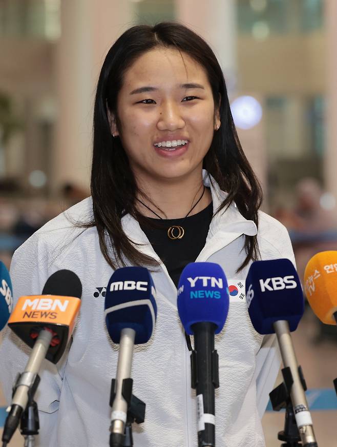 (영종도=연합뉴스) 김인철 기자 = 세계배드민턴연맹(BWF) 월드투어 슈퍼 1000 인도네시아오픈 여자 단식 결승에서 우승을 차지한 안세영이 9일 인천국제공항 제2여객터미널로 귀국한 뒤 인터뷰를 하고 있다.     yatoya@yna.co.kr <저작권자(c) 연합뉴스, 무단 전재-재배포, AI 학습 및 활용 금지>