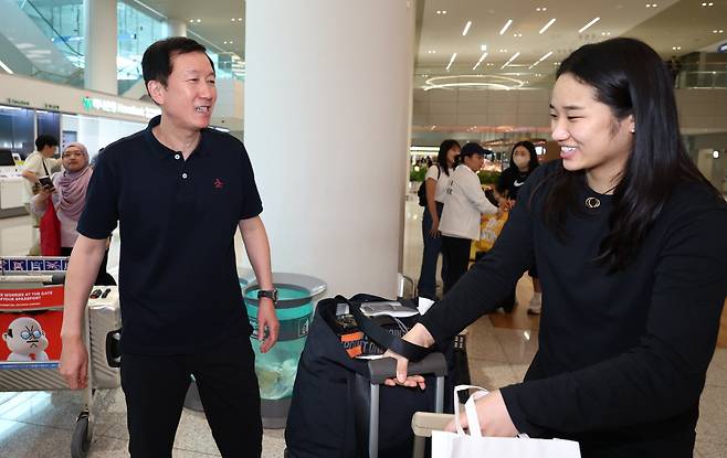 (영종도=연합뉴스) 김인철 기자 = 세계배드민턴연맹(BWF) 월드투어 슈퍼 1000 인도네시아오픈 여자 단식 결승에서 우승을 차지한 안세영이 9일 인천국제공항 제2여객터미널로 귀국한 뒤 박주봉 감독과 헤어지기 전 인사하고 있다.  yatoya@yna.co.kr <저작권자(c) 연합뉴스, 무단 전재-재배포, AI 학습 및 활용 금지>