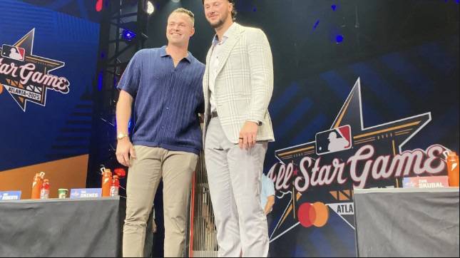 태릭 스쿠벌(왼쪽)과 폴 스킨스가 15일(한국시각) 메이저리그 올스타전 전야 행사에 참석해 나란히 포즈를 취하고 있다. AP연합뉴스