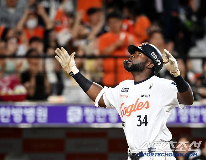 4일 대전 한화생명볼파크에서 열린 KT와 한화의 경기,  6회말 한화 플로리얼이 솔로홈런을 치고 기쁨을 나누고 있다. 대전=허상욱 기자wook@sportschosun.com/2025.06.04/