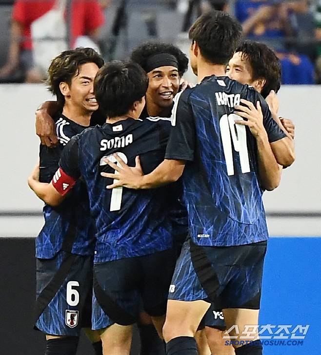 15일 오후 경기도 용인미르스타디움에서 열린 E-1 챔피언십(동아시안컵) 한국과 일본의 경기. 선제골을 넣은 일본 저메인이 동료들의 축하를 받고 있다. 용인=정재근 기자 cjg@sportschosun.com/2025.7.15/