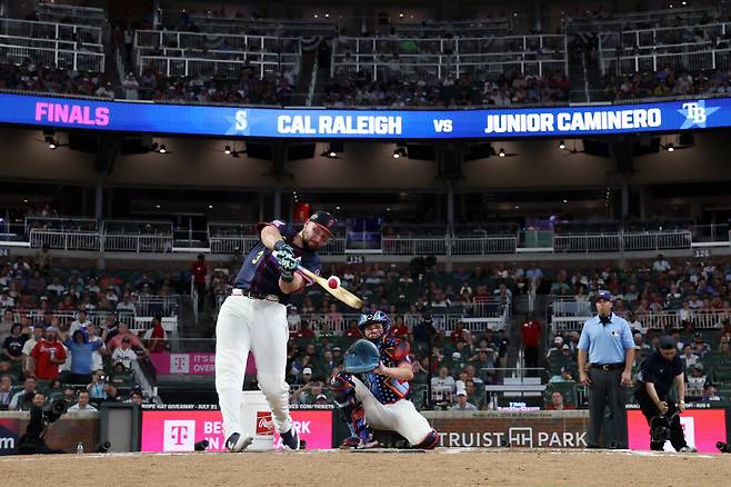 칼 롤리가 홈런 더비 결승에서 힘차게 방망이를 돌리고 있다. AFP연합뉴스