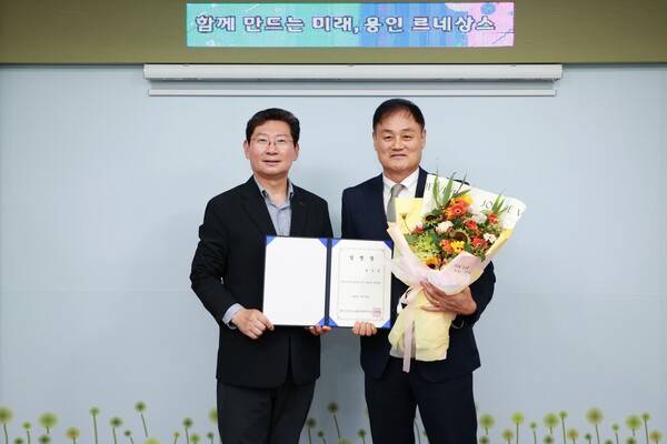 이상일 용인특례시장(왼쪽)과 최윤겸 감독. ⓒ용인시민프로축구단