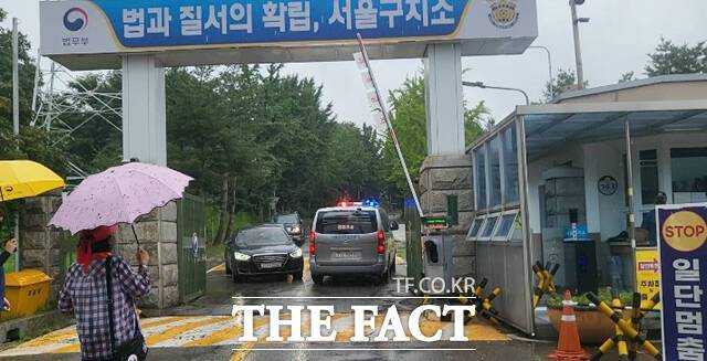 특검이 윤석열 전 대통령에게 14일 오후 2시까지 출석을 요구한 가운데 서울구치소 앞은 하루 종일 지지자와 반대 진영 간의 집회로 긴장감이 감돌았다. 서울중앙지법의 차량이 서울구치소로 진입하자 윤 전 대통령 지지자들이 차량을 향해 소리치고 있다. /서울구치소=오승혁 기자