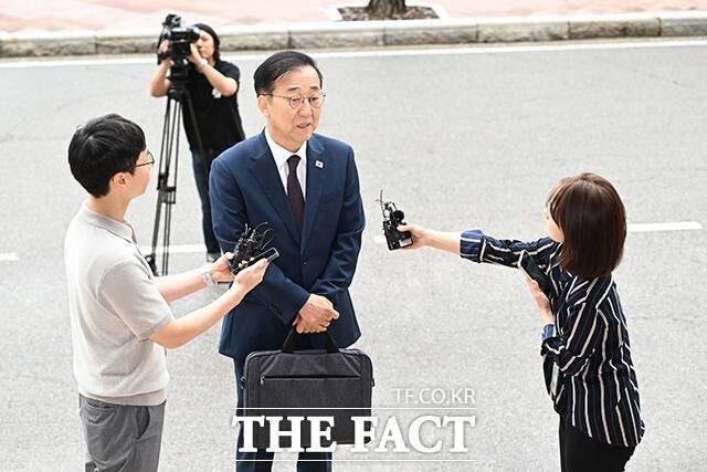 김윤덕 국토교통부 장관 후보자가 15일 오전 경기 과천시 정부과천청사에 마련된 인사청문회 준비 사무실로 첫 출근하며 취재진 질문에 답하고 있다. /과천=장윤석 기자