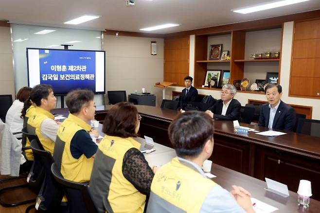 이형훈 보건복지부 제2차관이 15일 서울 영등포에 위치한 전국의료산업노동조합연맹을 방문해 노조 관계자들의 의견을 청취하고 있다. 보건복지부