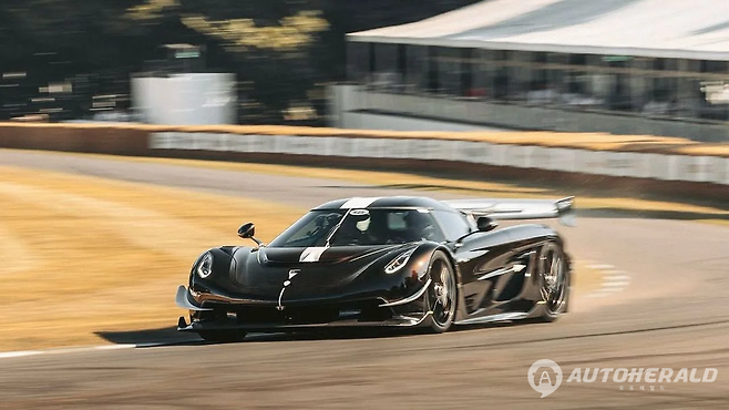 마르쿠스 룬드가 조종하는 코닉세그 사데어스 스피어가 굿우드 힐 클라임을 전속력으로 질주하고 있다. (Goodwood FOS)