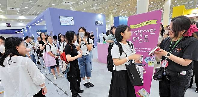 ‘2025 서울국제도서전’이 개막한 지난달 18일 서울 코엑스 전시장에서 조아란(맨 오른쪽) 민음사 마케팅 부장에게 사인을 받으려는 독자들이 줄을 서고 있다./곽아람 기자