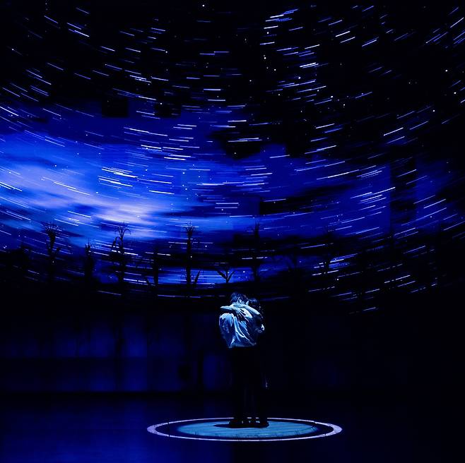 뮤지컬 '매디슨 카운티의 다리'에서 프란체스카(조정은 차지연)와 로버트(박은태 최재림)가 함께 춤 추는 동안, 밤하늘의 별들은 순간이 영원인 듯 길게 꼬리를 끌며 회전한다. /쇼노트