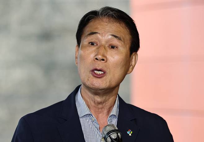 권오을 국가보훈부 장관 후보자가 6월 25일 서울 중구 서울스퀘어에 마련된 인사청문회 사무실로 출근하며 취재진 질문에 답하고 있다. /뉴스1