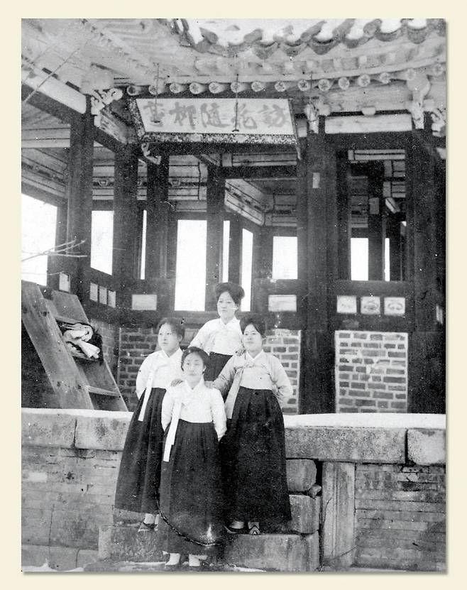 1920년대 촬영한 수원 화성 방화수류정 사진. 정조 때 완공 당시 조윤형이 쓴 현판이 걸려 있다. 독립기념관 소장. /수원화성박물관