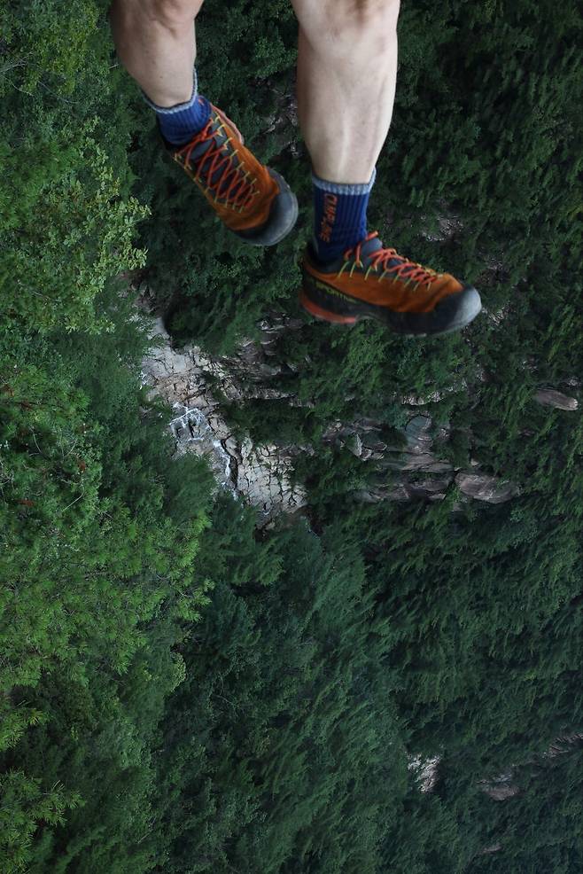 관악산 교수 능선 벼랑 끝에 발을 내민다. 아슬아슬하다. 그의 삶은 무모한 모험의 연속이다.  2023. 7월 관악산에서 /사진가 박찬원