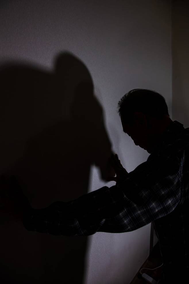 자택의 세 평 짜리 좁은 방에서 새벽 기도하는 모습을 잡았다. 절절한 외침이 이어진다. 짙고 큰 그림자가 내려와 나에게 손을 잡아주는 것 같다. 2023. 12월 용인 자택에서/사진가 박찬원