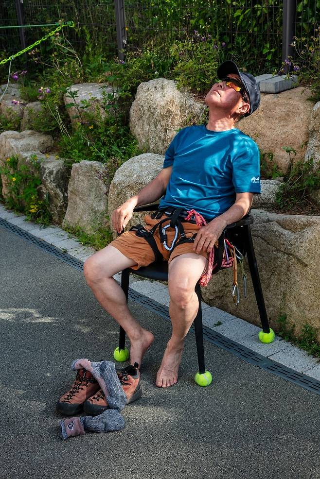 80대 인수봉 암벽 등반의 꿈을 이루었다. 뒤풀이로 야외 암벽 등반 시범을 보여준다. 지쳤다. 미쳤다. 나이를 생각해야지.  2024. 5월 북한산 야외 암벽 훈련장에서 /사진가 박찬원