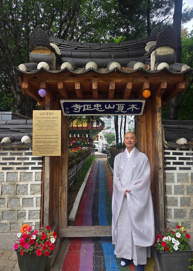 서울 남산 충정사 일주문 앞에 주지 덕운 스님이 서있다. 충정사는 반려동물과 직장인 친화형 도심 사찰을 지향한다. /김한수 기자