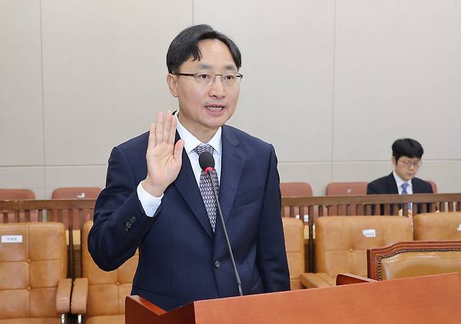 임광현 국세청장 후보자가 15일 서울 여의도 국회 기획재정위원회에서 열린 인사청문회에서 선서하고 있다. /연합뉴스