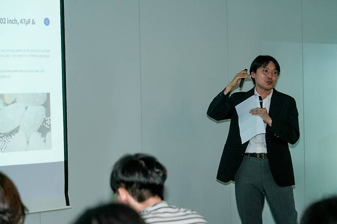 이민곤 삼성전기 MLCC 개발팀 상무가 14일 서울 중구 태평로빌딩에서 열린 삼성전기 제품학습회에서 설명하고 있다./삼성전기 제공