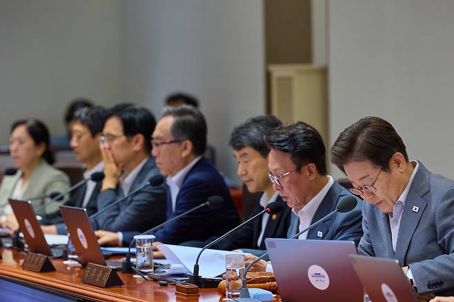 이재명 대통령이 15일 서울 용산 대통령실 청사에서 열린 국무회의에서 자료를 살펴보고 있다. /대통령실 제공