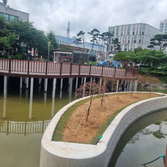 서산의 지형을 형상화한 콘크리트 조형물