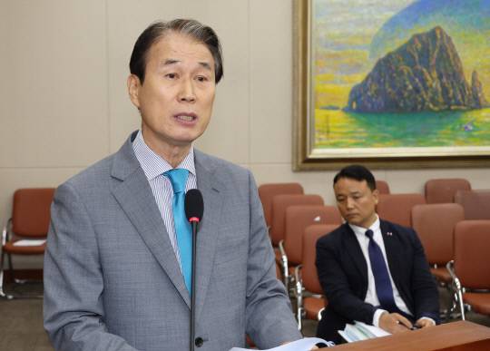 권오을 국가보훈부 장관 후보자가 15일 서울 여의도 국회 정무위원회에서 열린 인사청문회에서 발언하고 있다. 연합뉴스