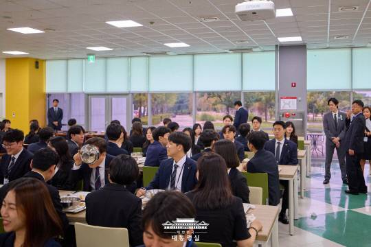 이재명 대통령은 14일 충북 진천에 위치한 국가공무원인재개발원을 찾아 70기 5급 신임관리자과정 교육생들과 오찬을 함께했다. 배포된 사진에는 이 대통령이 국그릇을 손에 들고 식사를 하는 모습도 담겼다. 대통령실 제공