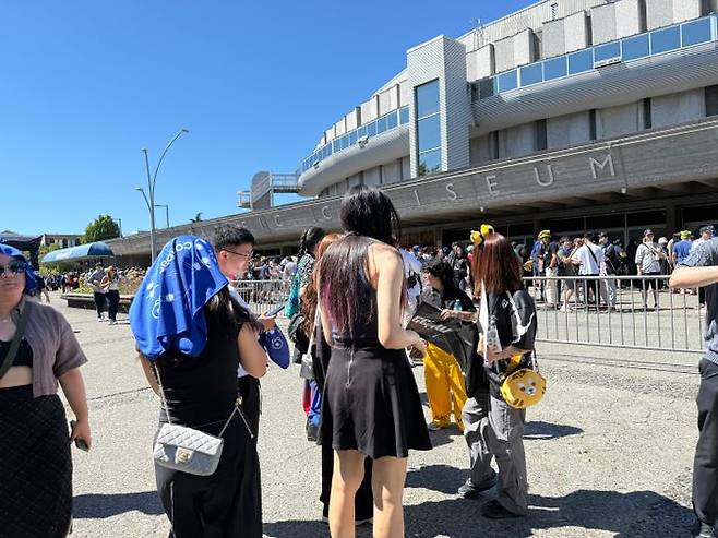 코인베이스 로고가 새겨진 파란 반다나를 머리에 두른 채 경기장을 누비는 관람객들을 쉽게 확인할 수 있었다. ⓒ데일리안 황지현 기자