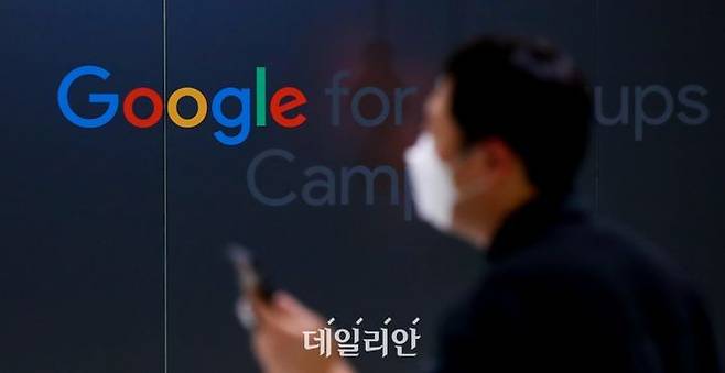 서울 강남구 구글스타트업캠퍼스 유리창에 붙은 구글 로고.ⓒ연합뉴스