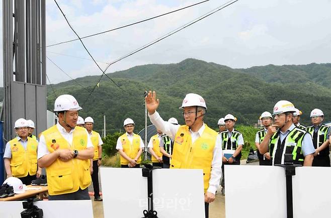 김동철 한국전력공사 사장이 신장성변전소 건설현장을 방문해 공사 상황을 점검하고 있다. ⓒ한국전력공사