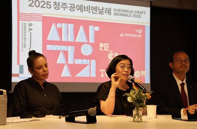 14일 오전 서울 아트코리아랩에서 열린 ‘청주공예비엔날레 D-50 프레스데이’ 행사에서 강재영 예술감독(가운데)이 전시 방향에 대해 설명하고 있다. 왼쪽은 본전시 참여 작가 모나 오렌. 청주공예비엔날레 조직위원회 제공