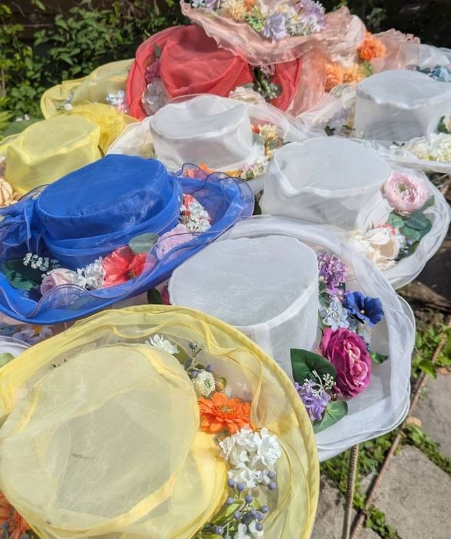 시치쿠 할머니가 쓰던 모자들을 선보이는 ‘시치쿠 가든 컬렉션 2025’. 시치쿠 가든 인스타그램