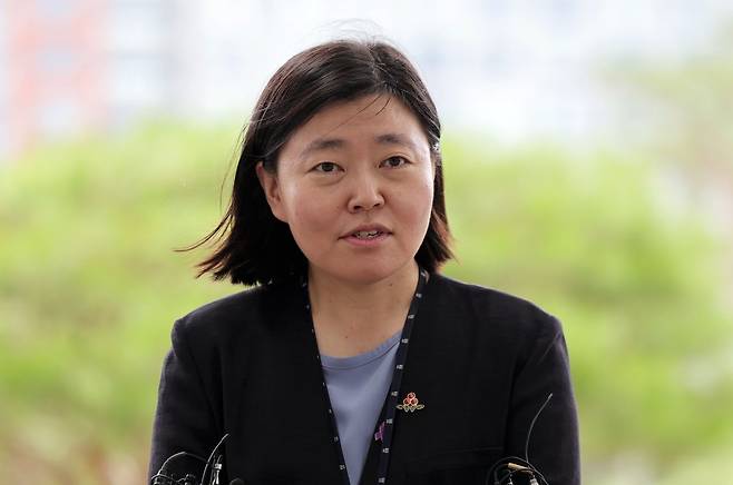 임은정 신임 서울동부지검장이 4일 서울 송파구 서울동부지방검찰청으로 출근하며 취재진 질문에 답하고 있다. 2025.07.04 뉴시스