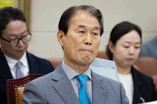 권오을 국가보훈부 장관 후보자가 15일 서울 여의도 국회에서 열린 인사청문회에 출석해 청문회 시작을 기다리고 있다. 2025.7.15 뉴스1