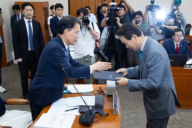 권오을 국가보훈부 장관 후보자가 15일 서울 여의도 국회에서 열린 인사청문회에서 선서를 마친 후 선서문을 윤한홍 정무위원장에게 전달하고 있다. 2025.7.15 뉴스1