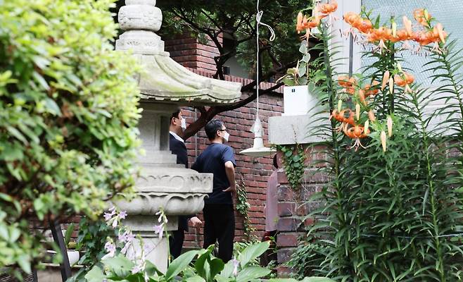 김건희 여사 관련 의혹을 수사하는 민중기 특검팀이 15일 오전 서울 강남구 역삼동에 위치한 건진법사 전성배 씨 법당에 대한 압수수색을 진행 중인 가운데 특검팀 관계자들이 분주하게 움직이고 있다. 2025.07.15. 공동취재