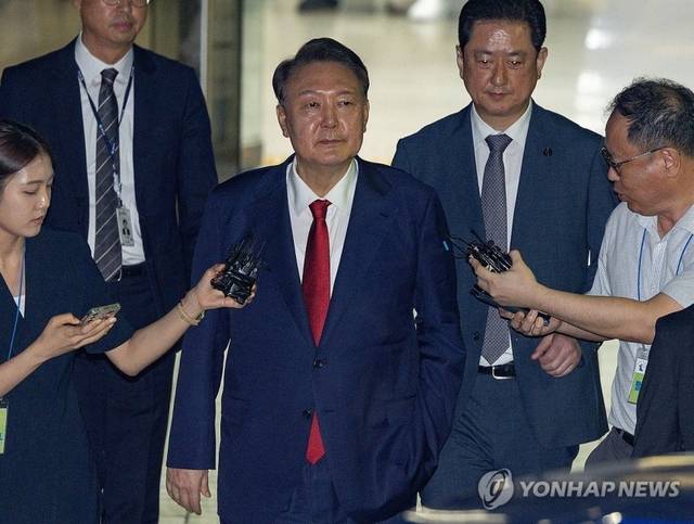 12·3 비상계엄 사태와 관련해 특검의 수사를 받는 윤석열 전 대통령이 지난 9일 서울 서초구 서울중앙지법에서 열린 구속 전 피의자 심문(영장실질심사)이 끝난 뒤 법원을 떠나고 있다. [연합뉴스]