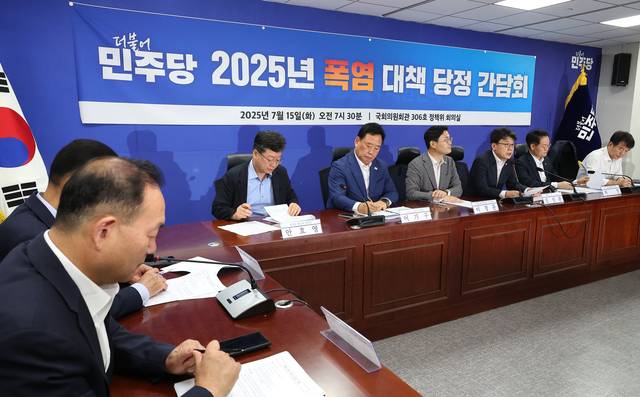 진성준 더불어민주당 정책위의장(오른쪽 세번째)이 15일 서울 여의도 국회 의원회관에서 열린 ‘폭염 대책 당정 간담회’에 참석해 발언하고 있다. [연합뉴스]