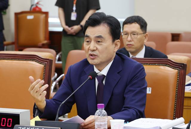 안규백 국방부 장관 후보자가 15일 국회 국방위원회에서 열린 인사청문회에서 의원 질의에 답변하고 있다. [연합뉴스]