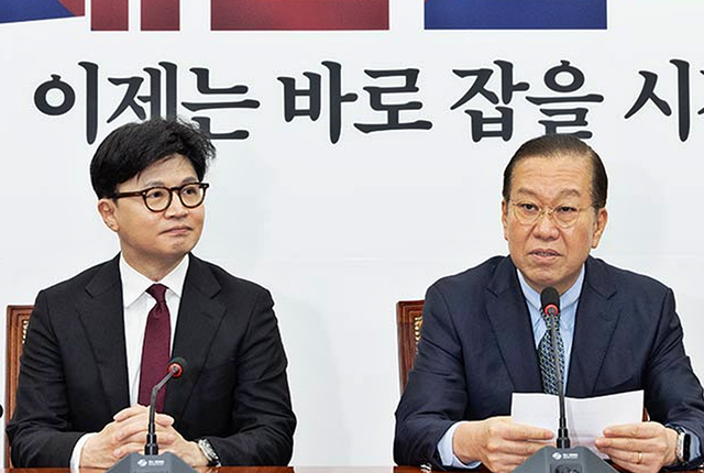 지난 4월10일 국회 본청 국민의힘 대표회의실에서 권영세(오른쪽) 당시 국민의힘 비상대책위원장과 제21대 대선 출마를 결심한 한동훈(왼쪽) 전 당대표가 비공개 면담에 앞서 공개발언을 하고 있다.