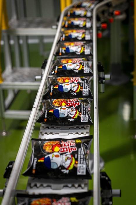 삼양식품 밀양2공장 내 내포장실 모습 〈자료 삼양식품〉