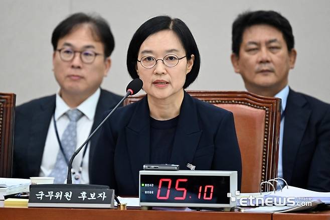 한성숙 중소벤처기업부 장관 후보자가 15일 서울 여의도 국회 산업통상자원중소벤처기업위원회에서 열린 인사청문회에서 질의에 답하고 있다.  이동근기자 foto@etnews.com