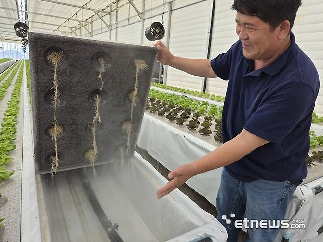 충남 부여군 부여뜰 스마트팜. 11일 강도석 부여뜰 대표가 수열 히트펌프 방식 냉난방 시스템을 설명하고 있다. (사진=박효주 기자)