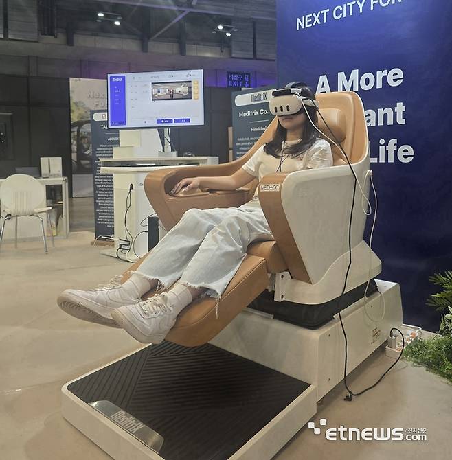 15일 부산 벡스코에서 열린 '2025 월드스마트엑스포'에서 한 관람객이 메디트릭스 '마인드체어'를 체험하고 있다.