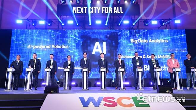 월드 스마트시티 엑스포, 2025 K-ICT 위크 인 부산 개막식이 15일 부산 벡스코에서 열렸다. 왼쪽 네번째부터 김석준 부산시교육감, 박형준 부산시장, 정우진 국토교통부 도시정책관 등 참석자들이 개막 세레머니를 하고 있다. 부산=박지호기자 jihopress@etnews.com