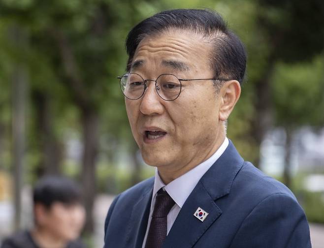 김윤덕 국토교통부 장관 후보자가 15일 정부과천청사에 마련된 인사청문회 준비 사무실로 첫 출근하다 취재진과 만나 인터뷰하고 있다. 연합뉴스